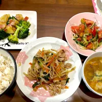 豚バラとニラもやし炒め　オニオングラタンスープ　トマトときゅうりの中華風ツナサラダ　新じゃがとブロッコリーのアーリオオーリオ風| おさむん17さん