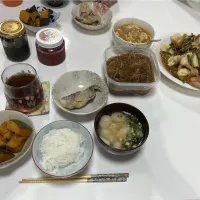 作り置き色々晩御飯☆味付き豚トロで野菜炒め☆南瓜の炊いたん☆カラスガレイの煮物☆みそ汁（麩・キャベツ・乾燥みそ汁の具）|Saharaさん