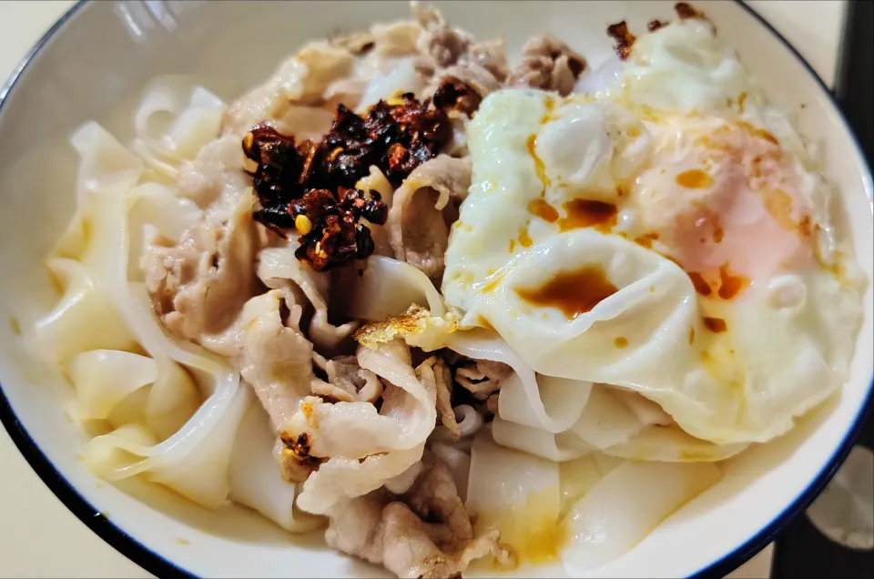Simple noodles boiled with stir fry iberico pork belly + fried egg|🍒lynnlicious🍒さん