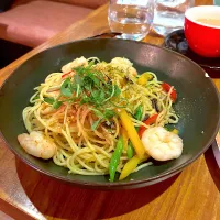 Spaghetti with garlic butter and lemon prawns|skyblueさん