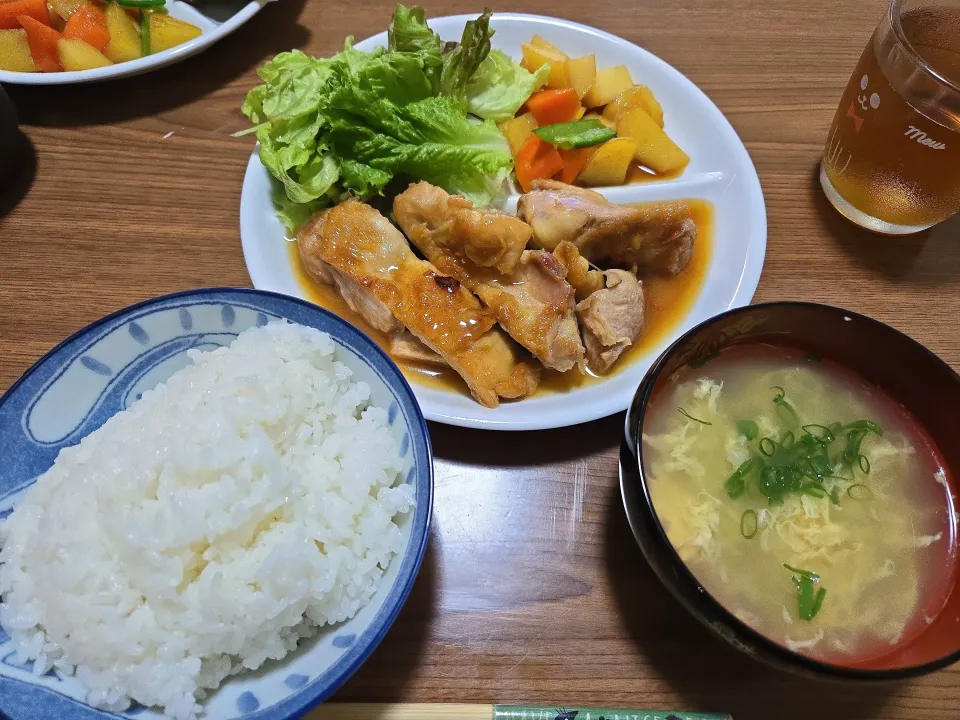 じゃがいも、にんじん煮物・鶏ももの照焼き・ご飯・卵と玉ねぎのスープ🌺|chiyukiさん