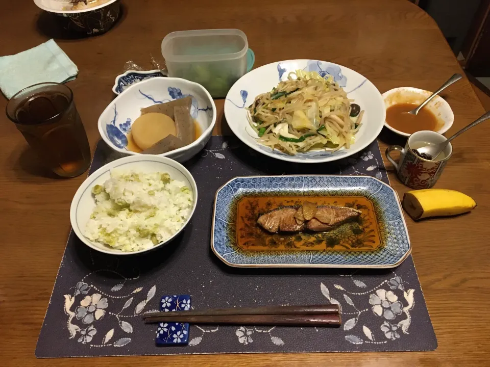 豆ご飯、ぶり照り、野菜炒め、味噌田楽、野沢菜漬け、大根の切れ端のなます、六条麦茶、バナナ、カシスジャムのせ手作りフルーツミックスジュース＆低脂肪牛乳ゼリー(夕飯)|enarinさん