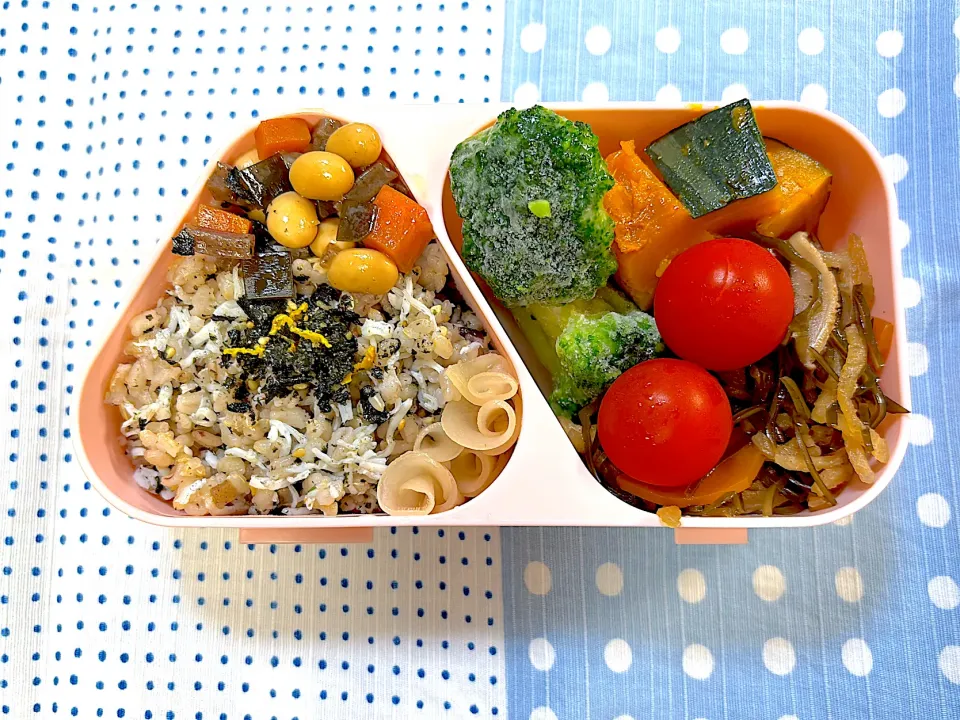 チュモッパしらすご飯　五目豆　生姜の甘酢漬け　ブロッコリー　ミニトマト　かぼちゃの煮付け　切り干し大根|kaori_831さん