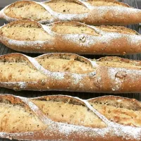 「グリーン🫒オリーブバゲット」🥖
オリーブを雑穀生地と一緒に巻き込み成形(^^)  たっぷりオイルを付けて食べると満足感バクハツです（笑） #明日のパン
それにしても オリーブオイルを価格は なんとかならんか⁈|ばくあんしゃさん