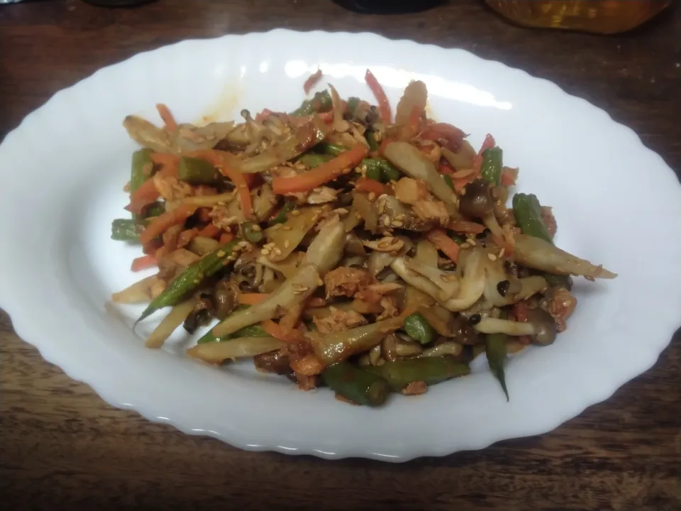 ごぼうとにんじんのきんぴらにいんげん、ツナ、ぶなしめじを入れてみました|にんにくと唐辛子が特に好き❤️(元シャリマー)さん