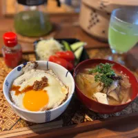 目玉焼き丼と具沢山みそ汁の朝ごはん|ゆうこりん∞さん