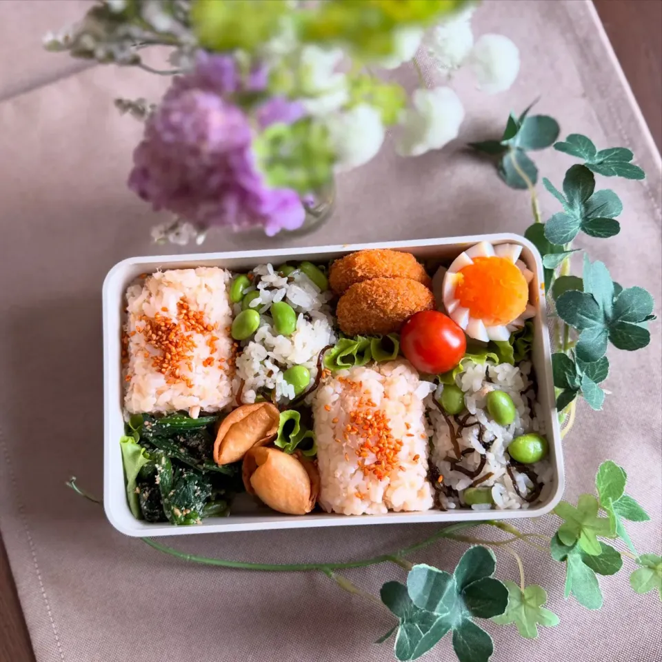 5/20❤︎主人のおにぎり弁当🍙🍃
今日は朝から良いお天気☀️
日中は30°超えの真夏日になりそうですね😳💦

外出時は暑さ対策忘れずにですね🙇‍♀️

＊ 枝豆塩昆布おにぎり
＊ 鮭フレークおにぎり
＊ 半熟たまご
＊ 五目春巻き
＊ チキンカレーカツ
＊ ほうれん草の胡麻和え|Makinsさん