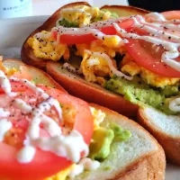 Morning butter toast Japanese mayo scrambled eggs avocado tomatoes seasalt black pepper ☕😘🤤😋💕tomatoes slices makes it more tasty😚💖|🍒lynnlicious🍒さん