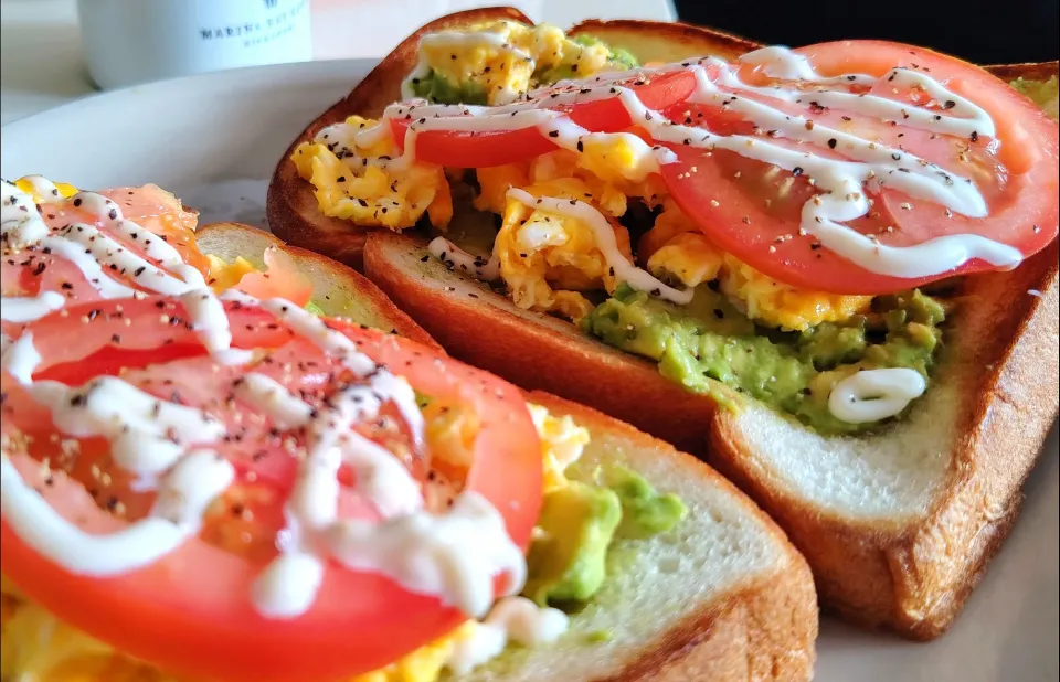 Morning butter toast Japanese mayo scrambled eggs avocado tomatoes seasalt black pepper ☕😘🤤😋💕tomatoes slices makes it more tasty😚💖|🍒lynnlicious🍒さん