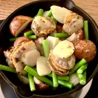 「アヒージョ&バゲットdeランチ」
特売のベビーホタテを使ってアヒージョ🧄🌶️  自家製のグリーンオリーブのバゲットを添えて🫒🥖  オリーブオイルと白ワインをガブ飲み🫒🍾(^^)|ばくあんしゃさん