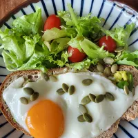 sourdough bread w avoccado & salad.|Cindy Hoさん