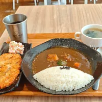 日本の豚カツカレー