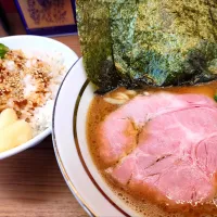 【TRYラーメン大賞2023-2024 
新店オリジナル部門受賞】 
麺家 たいせい 
ラーメン（950円、 
麺やわらかめ/ 味うすめ/鶏油少なめ） 
－麺少なめ60%  (通常160g) 
＋ライス中（200円) 
＋卸し生姜（冷蔵庫に保管、無料） 
＋胡瓜の漬物 (卓上、無料) 
＠中野坂上1分
(JR新宿駅から徒歩25分)
25137
〈醤71塩22噌󠄀13タ5昆7出7F6冷5
混1〉
