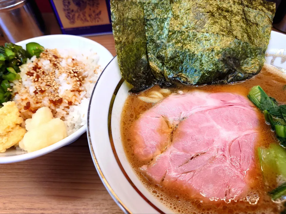 【TRYラーメン大賞2023-2024 
新店オリジナル部門受賞】 
麺家 たいせい 
ラーメン（950円、 
麺やわらかめ/ 味うすめ/鶏油少なめ） 
－麺少なめ60%  (通常160g) 
＋ライス中（200円) 
＋卸し生姜（冷蔵庫に保管、無料） 
＋胡瓜の漬物 (卓上、無料) 
＠中野坂上1分
(JR新宿駅から徒歩25分)
25137
〈醤71塩22噌󠄀13タ5昆7出7F6冷5
混1〉
|大脇さん