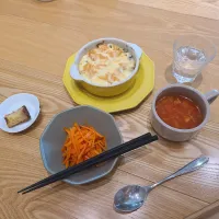 ほうれん草と鮭のグラタンとキャロットラペとミネストローネ|KEITAさん