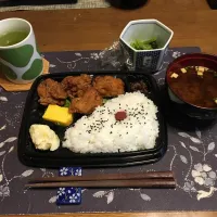 唐揚げ弁当、野沢菜漬け、生タイプ即席味噌汁、熱い日本茶(昼飯)|enarinさん