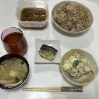 晩御飯☆新じゃがと新玉のポテサラ☆塩鯖☆豚もやしの塩ダレ炒め☆みそ汁（白菜・しめじ・高野豆腐）|Saharaさん
