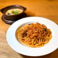 スパゲッティ ツナとブラックオリーブのトマトソース