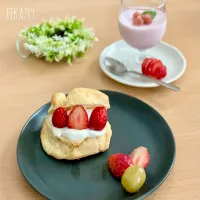 コストコのスコーンで いちごサンド|FIKA789さん