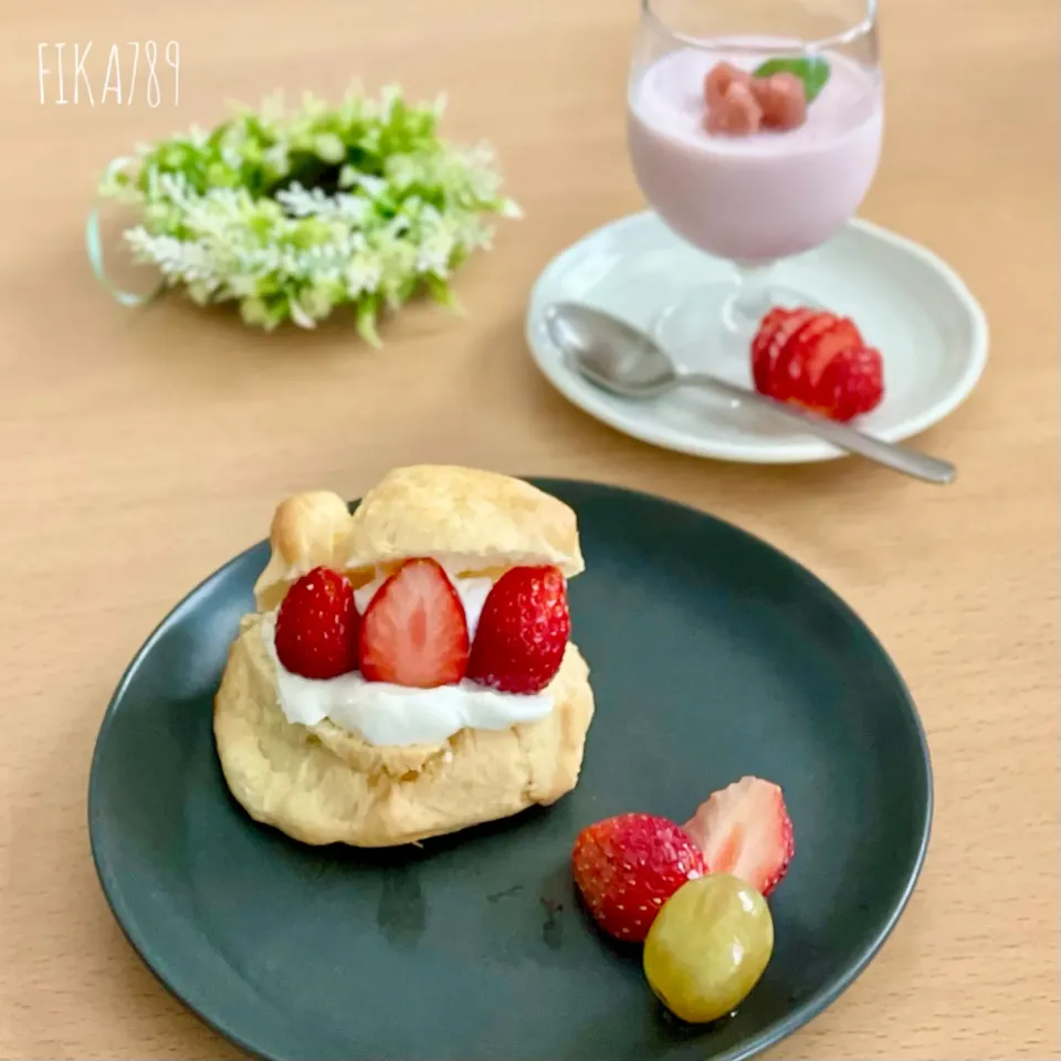 コストコのスコーンで いちごサンド|FIKA789さん