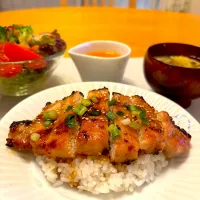 今夜はお一人様のお夕飯🥢豚肉の味噌漬け