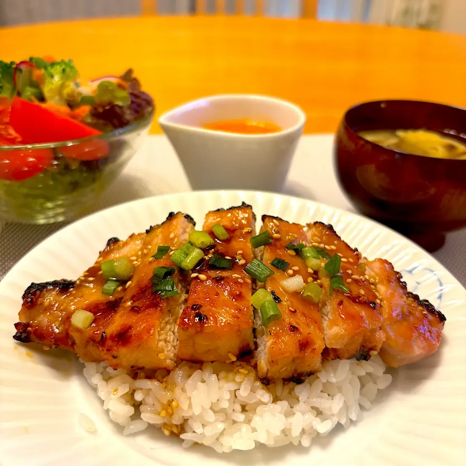 今夜はお一人様のお夕飯🥢豚肉の味噌漬け|とっぴぃさん