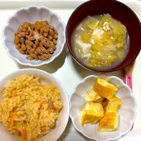 (5/20)4歳児の晩ごはん　　　　　　　　　　人参とツナの炊き込みご飯、白菜&豆腐のスープ、チーズ入り卵焼き、納豆|Kahoさん