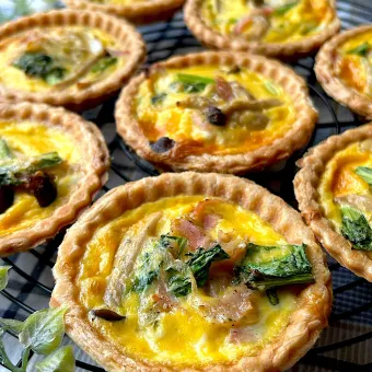Snapdishの人気料理写真:【ビタントニオ使いたおし隊💛ワッフル&ホットサンドベーカー】タルトレットプレート de きのことベーコンのキッシュ