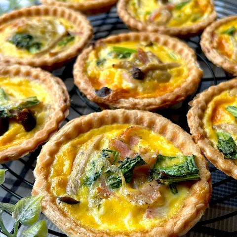 「ワッフル＆ホットサンドベーカー（VWH-600）」を使ってみたSnapdishの料理・レシピ写真:【ビタントニオ使いたおし隊💛ワッフル&ホットサンドベーカー】タルトレットプレート de きのことベーコンのキッシュ