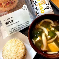 ランチは無印良品のガパオのライスバーガーとワカメスープ➕つぶみそのお味噌汁👌😋✨| てるみさん