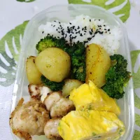 昨晩のアヒージョ油にカレー粉混ぜてブロッコリーとじゃが芋炒めてお弁当にしました🥰|rikako♪。.:＊さん
