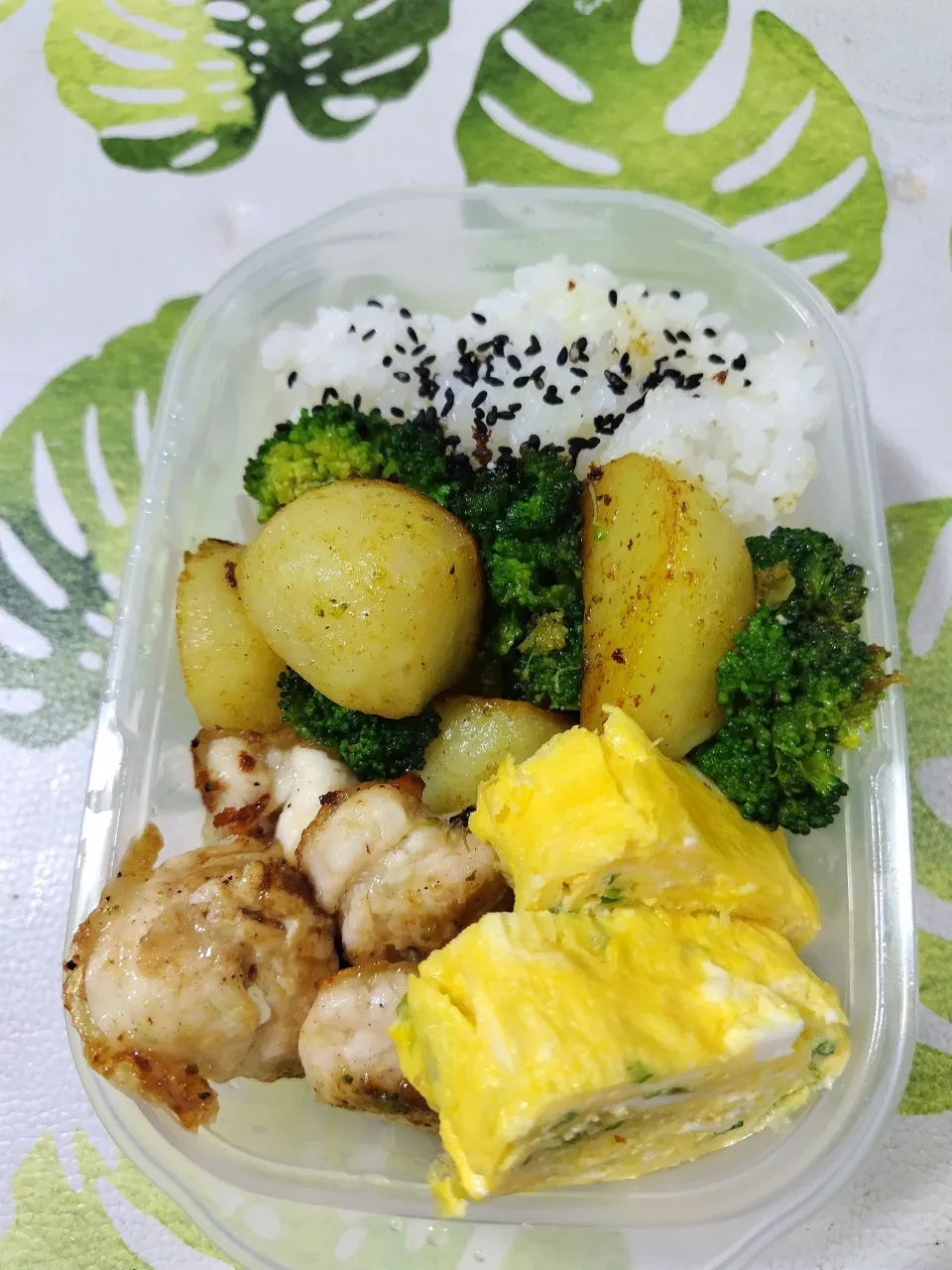 昨晩のアヒージョ油にカレー粉混ぜてブロッコリーとじゃが芋炒めてお弁当にしました🥰|rikako♪。.:＊さん