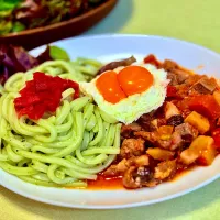 バジル香るジェノベーゼうどんポークトマトシチュー添え|マニラ男さん