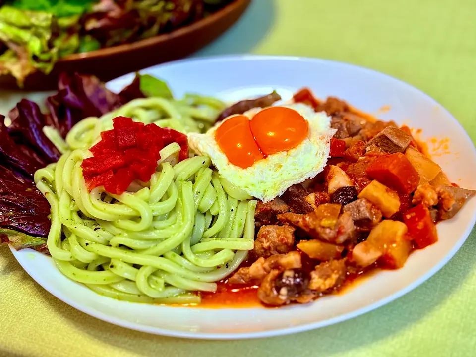 バジル香るジェノベーゼうどんポークトマトシチュー添え|マニラ男さん