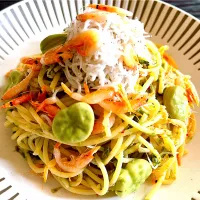 リモートワークのおひとり様ランチ🍴駿河湾産 釜揚げ桜海老&しらす 生海苔と空豆のアーリオ・オーリオ・エ・ペペロンチーノ