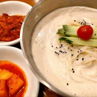 【1992年創業】
【夏期限定】
辰屋 （ヂンガ）
コングクス（キムチ/カクテキ付き、1,360円） 
＠新大久保4分
25138
〈醤71塩22噌󠄀13タ5昆7出7F7冷5
混1〉