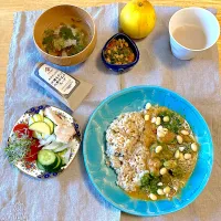 今日のランチ♡ほうれん草ペーストとお豆をトッピングしたポークカレー|さくたえさん