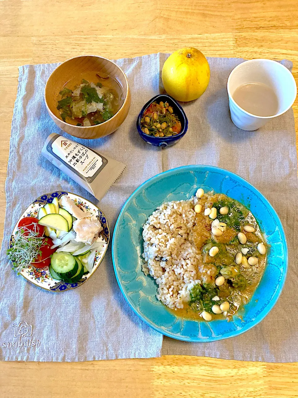 今日のランチ♡ほうれん草ペーストとお豆をトッピングしたポークカレー|さくたえさん