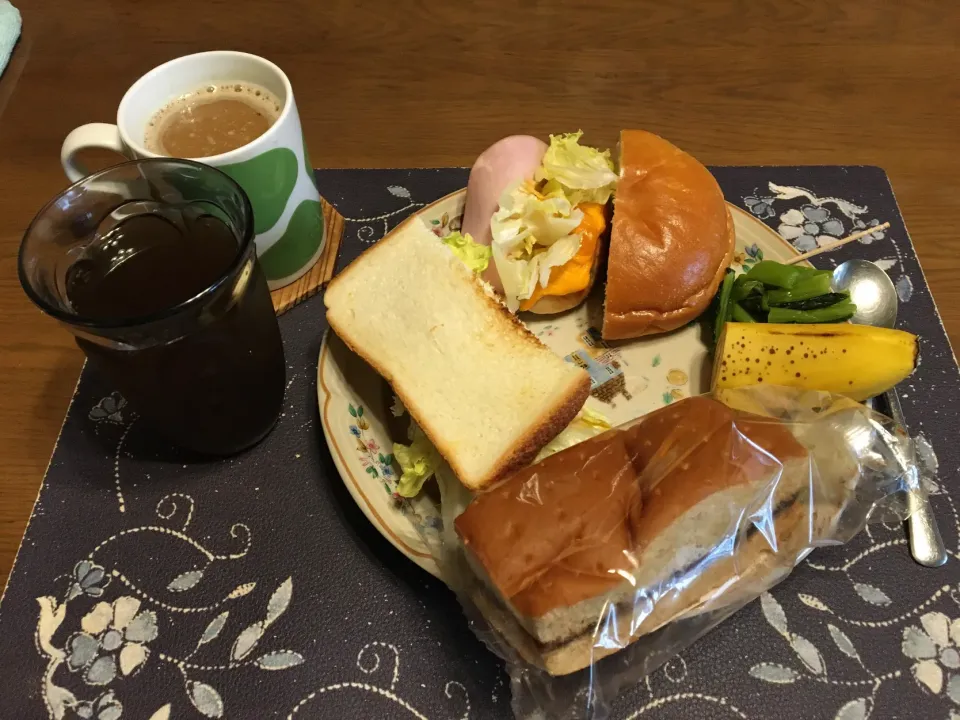 レーズンロールパントーストサンドイッチ、トーストサンドイッチ、オギノパンのミニコーヒーサンド、うぐいすパン、野沢菜漬け、ホットコーヒー、六条麦茶、バナナ(昼飯)|enarinさん