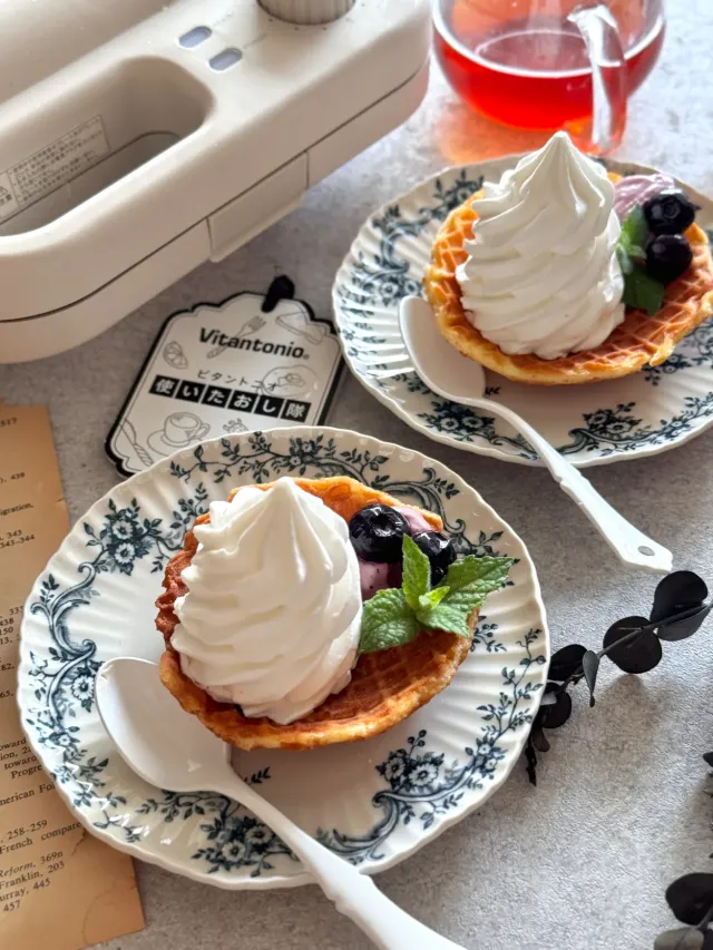 Snapdishの料理・レシピ写真:ビタントニオ使いたおし隊ワッフル＆ホットサンドベーカー/ピッツェルプレートで作ったデザートカップでソフトクリームのデザート🍦｜おとなりのホットサンド♪