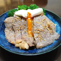 牛肉の味噌焼き飯ポーチドエッグのせ🐂🍚| ソコツモノさん