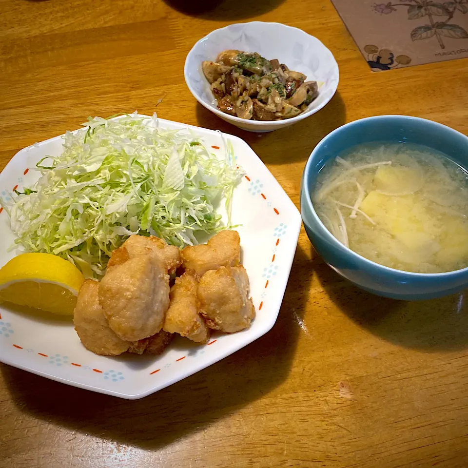 鶏の唐揚げと、マッシュルームのバター炒めと、じゃがいもと新玉葱とえのきの味噌汁|もえさん