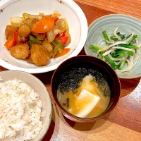 酢豚　もやしとニラ炒め　キムチ味噌汁|とゆあさん