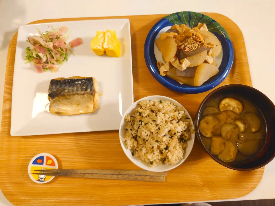今日の夕食　鯖の塩焼き、豆苗塩麹炒め、だし巻き卵、大根とこんにゃくの煮物、玄米、なすの味噌汁|pinknari🐰🌈さん