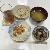 晩御飯☆揚げなすの煮浸し☆スタミナ奴（天かす・キムチ・ごま油・醤油）☆もやしの酢の物（塩昆布・酢）☆みそ汁（インスタント）|Saharaさん