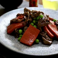 赤こんにゃくと牛肉の炒め
