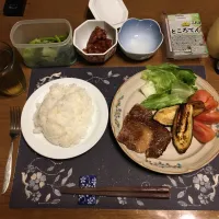 ご飯、国産黒毛和牛ロースビーフステーキ、なすソテー、トマト、レタス、野沢菜漬け、煮豆、六条麦茶、ところてん(夕飯)|enarinさん