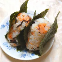 5/20の夜勤弁当
塩鮭と塩昆布、しば漬け入り混ぜ込みおにぎり🍙|卯月さん