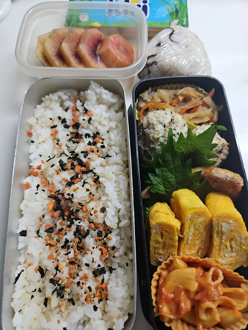 ☆高校生弁当☆もち麦入りごはん、鮭若芽、切干大根、ひじきつくね、赤魚唐揚げ、シラス卵焼き、マカロニ、キウイ、キリスティック、お握り|ｼｮｺﾗさん