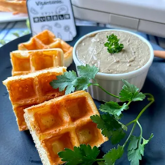 Snapdishの人気料理写真:【ビタントニオ使いたおし隊 💛ワッフル&ホットサンドベーカー】ワッフルプレート de チーズオニオンワッフル